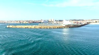 Porto Leixes 'ten ayrılan gemi Matosinhos Portekiz' de seyir terminalinde..