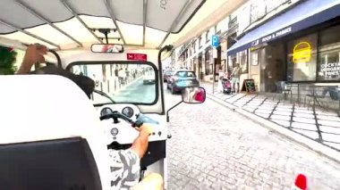 Lizbon, Portekiz, - 14 Ağustos 2025: Lizbon Portekiz sokaklarında bir tuk turu