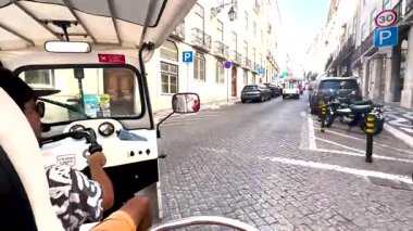 Lizbon, Portekiz, - 14 Ağustos 2025: Lizbon Portekiz 'de bir tuk aracında oturmak.