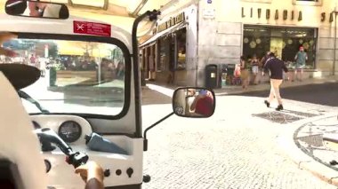 Lizbon, Portekiz, - 14 Ağustos 2025: Lizbon 'da işlek caddelerde bir tuk turunun keyfini çıkarın..