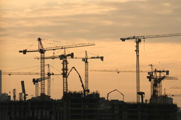 İstanbul Fikirtepe 'de bir inşaat sahasındaki vinç ve binaların siluetleri