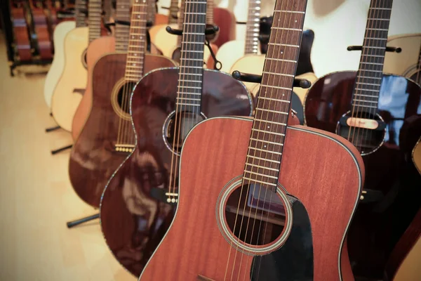 Birçok akustik gitar bir mağazada.