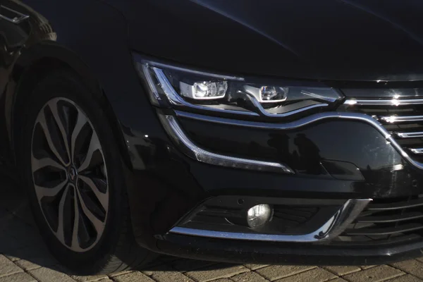 İstanbul, Türkiye - 11 Aralık 2016: Siyah Renault Megane 'nin yakın plan görüntüsü