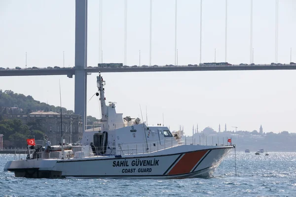 İstanbul, Türkiye - 6 Ağustos 2020: Bir Türk Sahil Güvenlik botu Boğaz Köprüsü yakınlarında görev bekliyor.