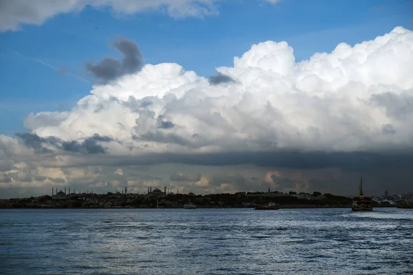 İstanbul harika bulutlar ve deniz manzarası ile Kadıköy 'den manzara.