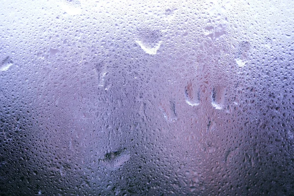 抽象的な背景として寒い雨の日に濡れた窓ガラス ストック写真