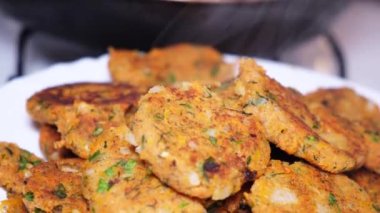 Kızarmış havuç topları bir tabakta tütüyor.