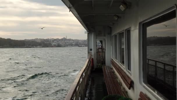 Mar Ondulado Balsa Istambul Câmera Lenta Com Reflexos Nas Janelas — Vídeo de Stock