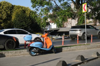İstanbul, Türkiye - 21 Ekim 2023: Bebek mavisi ve turuncu renkli Arora Cappucino 125 diğer araçlarla birlikte İstanbul caddesinde.