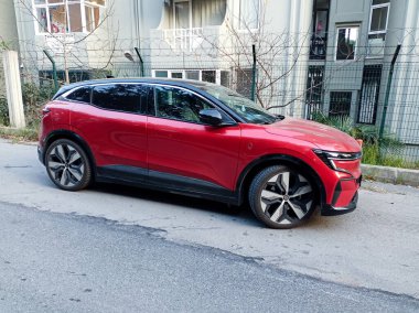 İstanbul, Türkiye - 31 Aralık 2023: Yeni bir kırmızı Renault Austral E-Tech Full Hybrid İstanbul Uskudar 'da sokağa park edildi.