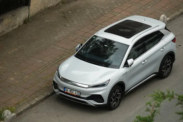 İstanbul, Türkiye - 2 Mayıs 2024: Sokağa yeni bir BYD Atto 3 elektrikli araç park edildi.