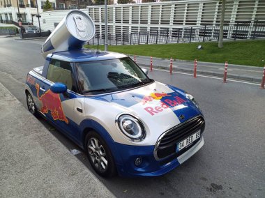 İstanbul, Türkiye - 27 Mayıs 2024: Asfalt yolda park edilmiş Red Bull Enerji İçeceği reklam aracı olarak hazırlanmış ilginç bir Mini Cooper.