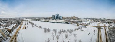 Kış boyunca Kanada 'nın Saskatchewan eyaletindeki Saskatoon kentinin hava manzarası