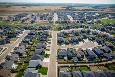 Kanada 'nın Saskatchewan kentinin güneydoğusunda inşaat halindeki Rosewood' un hava manzarası.
