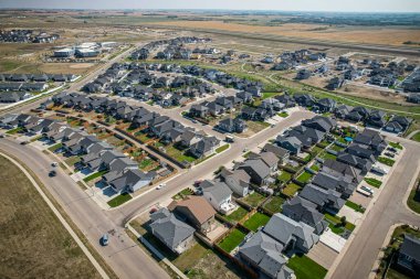 Kanada 'nın Saskatchewan kentinin güneydoğusunda inşaat halindeki Rosewood' un hava manzarası.