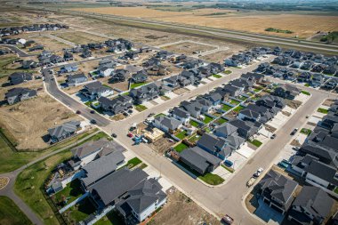 Kanada 'nın Saskatchewan kentinin güneydoğusunda inşaat halindeki Rosewood' un hava manzarası.