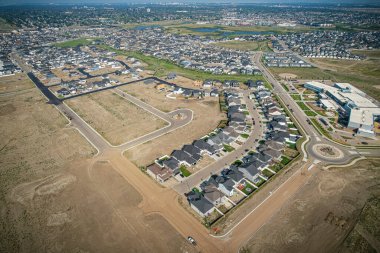 Kanada 'nın Saskatchewan kentinin güneydoğusunda inşaat halindeki Rosewood' un hava manzarası.