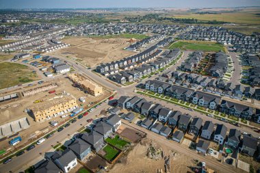 Kanada 'nın Saskatchewan kentinin güneydoğusunda inşaat halindeki Rosewood' un hava manzarası.
