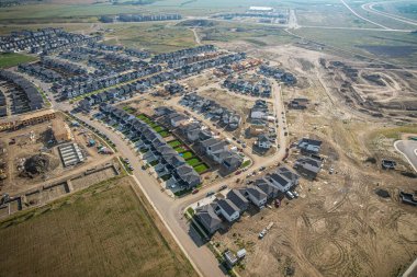 Kanada 'nın Saskatchewan kentinin güneydoğusunda inşaat halindeki Rosewood' un hava manzarası.