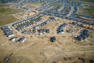 Kanada 'nın Saskatchewan kentinin güneydoğusunda inşaat halindeki Rosewood' un hava manzarası.