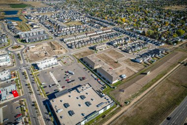 Batı Saskatoon, Saskatchewan, Kanada 'da yer alan ve 2013 yılında inşaata başlayan Kensington' ın havadan görünüşü