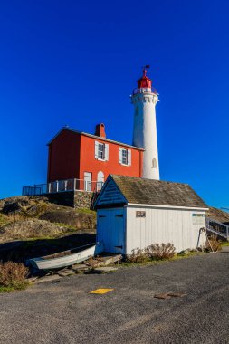 Fisgard Deniz Feneri Ulusal Tarih Sitesi, Esquimalt Harbour, British Columbia 'nın ağzında, Kanada' nın batı kıyısındaki ilk deniz feneri Fisgard Deniz Feneri 'nin bulunduğu yerdir.