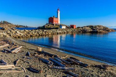 Fisgard Deniz Feneri Ulusal Tarih Sitesi, Esquimalt Harbour, British Columbia 'nın ağzında, Kanada' nın batı kıyısındaki ilk deniz feneri Fisgard Deniz Feneri 'nin bulunduğu yerdir.