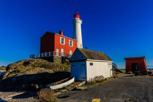 フィスガード灯台 Fishard Lighthouse ブリティッシュコロンビア州エスキマート港口のフィスガード島にある カナダ西海岸初の灯台であるフィスガード灯台 英語版 の場所である — ストック写真