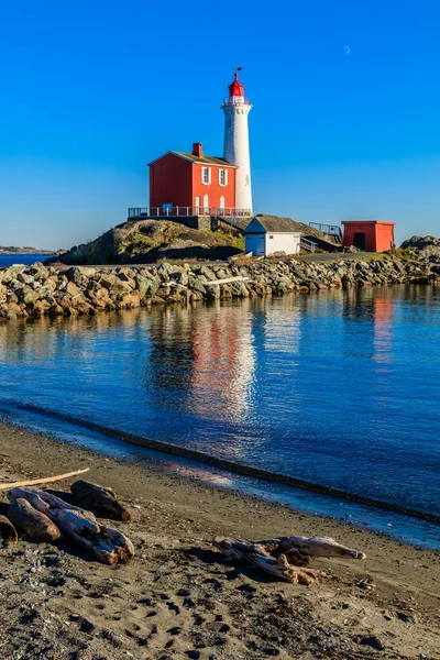 フィスガード灯台 Fishard Lighthouse ブリティッシュコロンビア州エスキマート港口のフィスガード島にある カナダ西海岸初の灯台であるフィスガード灯台 英語版 の場所である — ストック写真