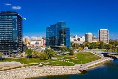 River Landing Güney Saskatchewan Nehri boyunca Saskatoon şehir merkezinde yer almaktadır..