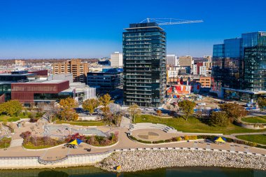 River Landing, Saskatoon 'un güney şehir merkezinde nehir boyunca yer almaktadır..