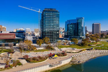 River Landing, Saskatoon 'un güney şehir merkezinde nehir boyunca yer almaktadır..