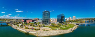 River Landing Güney Saskatchewan Nehri boyunca Saskatoon şehir merkezinde yer almaktadır..
