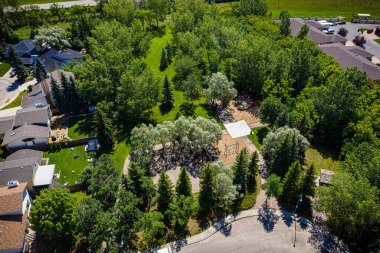 Saskatoon 'un Adelaide Churchill mahallesindeki Meadowlark Parkı' nın havadan görüntüsü..