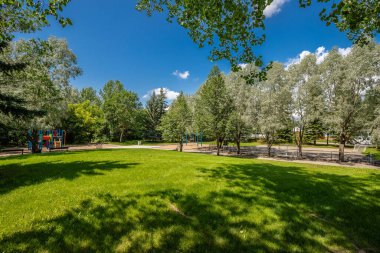 Meadowlark Parkı Saskatoon 'un Adelaide Churchill mahallesinde yer almaktadır..