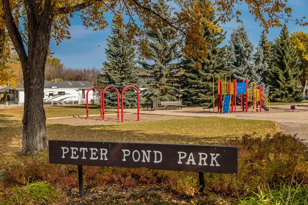 彼得池塘公园位于萨斯喀彻温省的Meadowgreen社区 — 图库照片