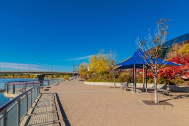 River Landing, Saskatoon 'un merkez ticaret bölgesinde yer almaktadır..