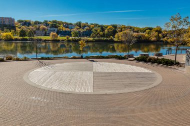 River Landing, Saskatoon 'un merkez ticaret bölgesinde yer almaktadır..