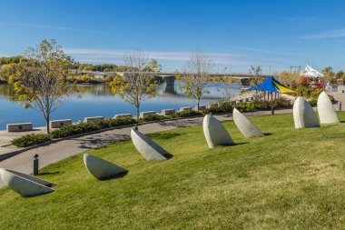 River Landing, Saskatoon 'un merkez ticaret bölgesinde yer almaktadır..