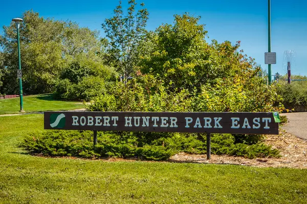 ロバートハンターパークイーストはサスカトゥーンのリバーハイツ地区に位置しています — ストック写真