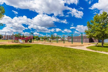 Anna McIntosh Parkı Saskatoon 'un Sutherland mahallesinde yer almaktadır..
