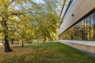 Belediye Binası Meydanı, Saskatoon 'un merkez iş merkezi mahallesinde yer almaktadır..