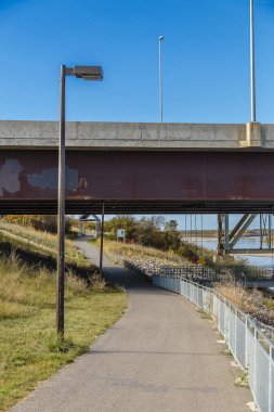 Meewasin Patikası Saskatchewan Nehri boyunca Saskatoon boyunca yer almaktadır..