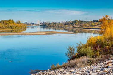 Meewasin Patikası Saskatchewan Nehri boyunca Saskatoon boyunca yer almaktadır..