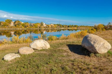 Meewasin Patikası Saskatchewan Nehri boyunca Saskatoon boyunca yer almaktadır..