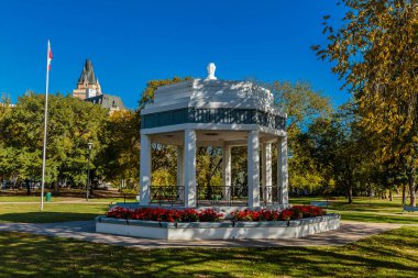 Kiwanis Anıt Parkı Saskatoon 'un merkez iş bölgesinde yer almaktadır..