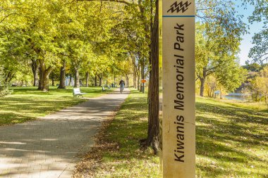 Kiwanis Anıt Parkı Saskatoon 'un merkez iş bölgesinde yer almaktadır..