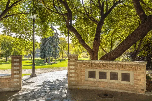 Kiwanis Anıt Parkı Saskatoon 'un merkez iş bölgesinde yer almaktadır..