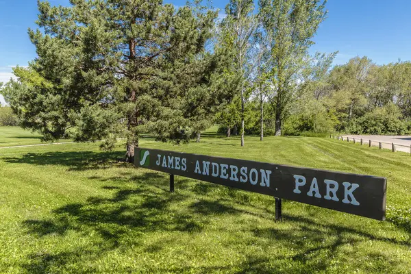 ジェームズ アンダーソン パークはサスカトンのイーストビュー地区にあります — ストック写真