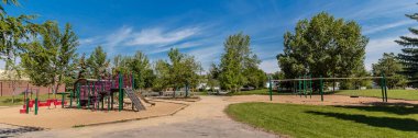 Les Kerr Parkı Saskatoon 'un Orman Korusu mahallesinde yer almaktadır..